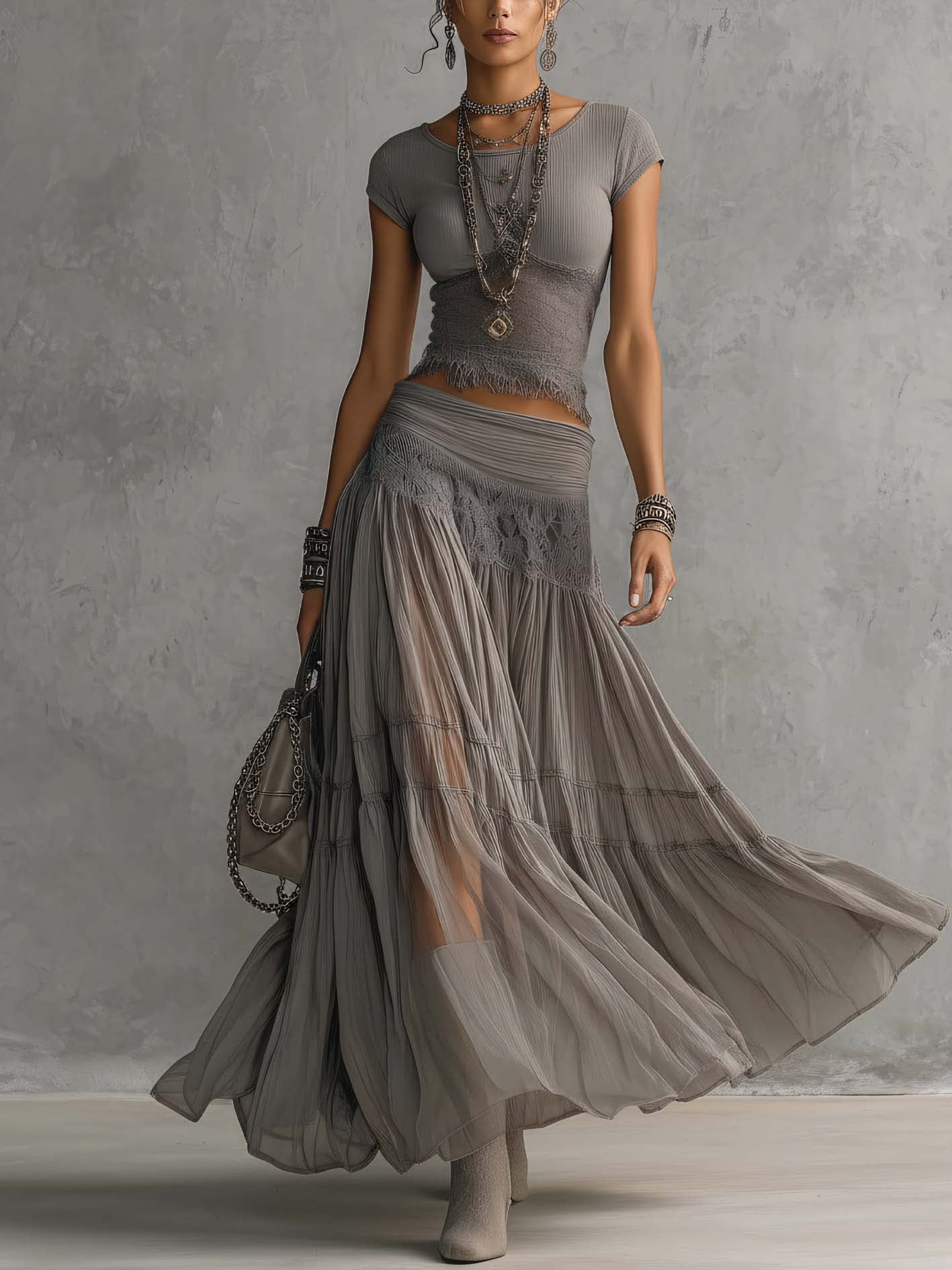 Gabriela | Conjunto gris con top de encaje y falda larga plisada