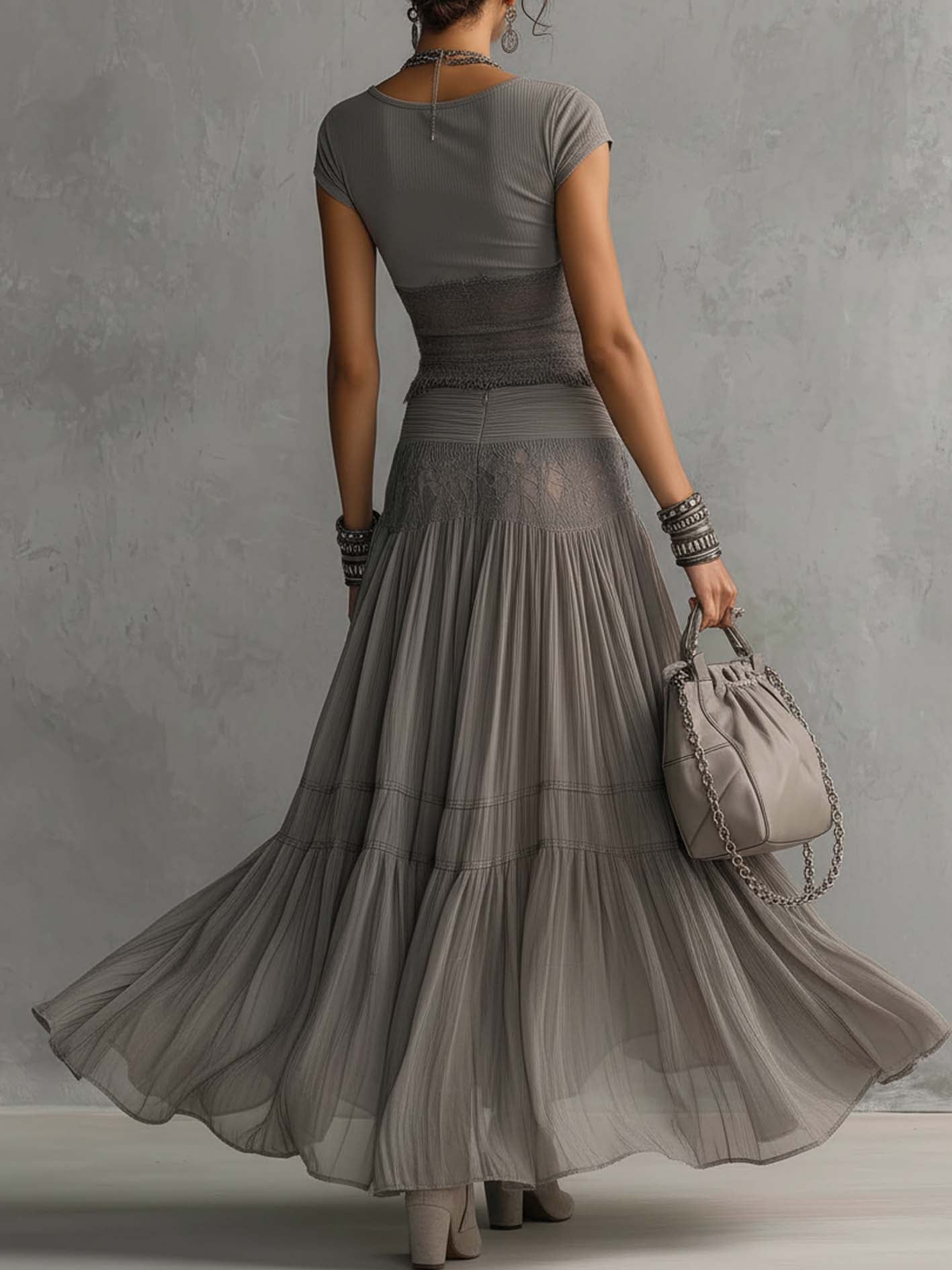 Gabriela | Conjunto gris con top de encaje y falda larga plisada