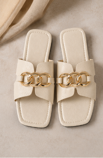 Romy – Sandalias Planas Doradas con Cadena