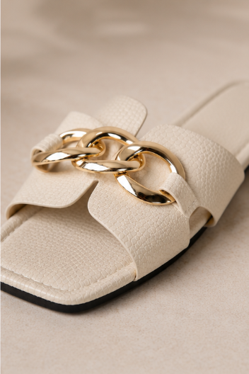 Romy – Sandalias Planas Doradas con Cadena