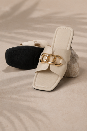 Romy – Sandalias Planas Doradas con Cadena