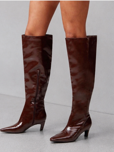 Sienna – Botas Altas Chocolate Efecto Charol