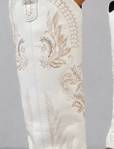 Savannah – Botas Camperas Blancas Bordadas