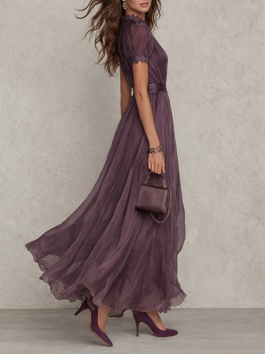 Flavia | Vestito lungo viola con scollo a chiave, bordo in pizzo di chiffon