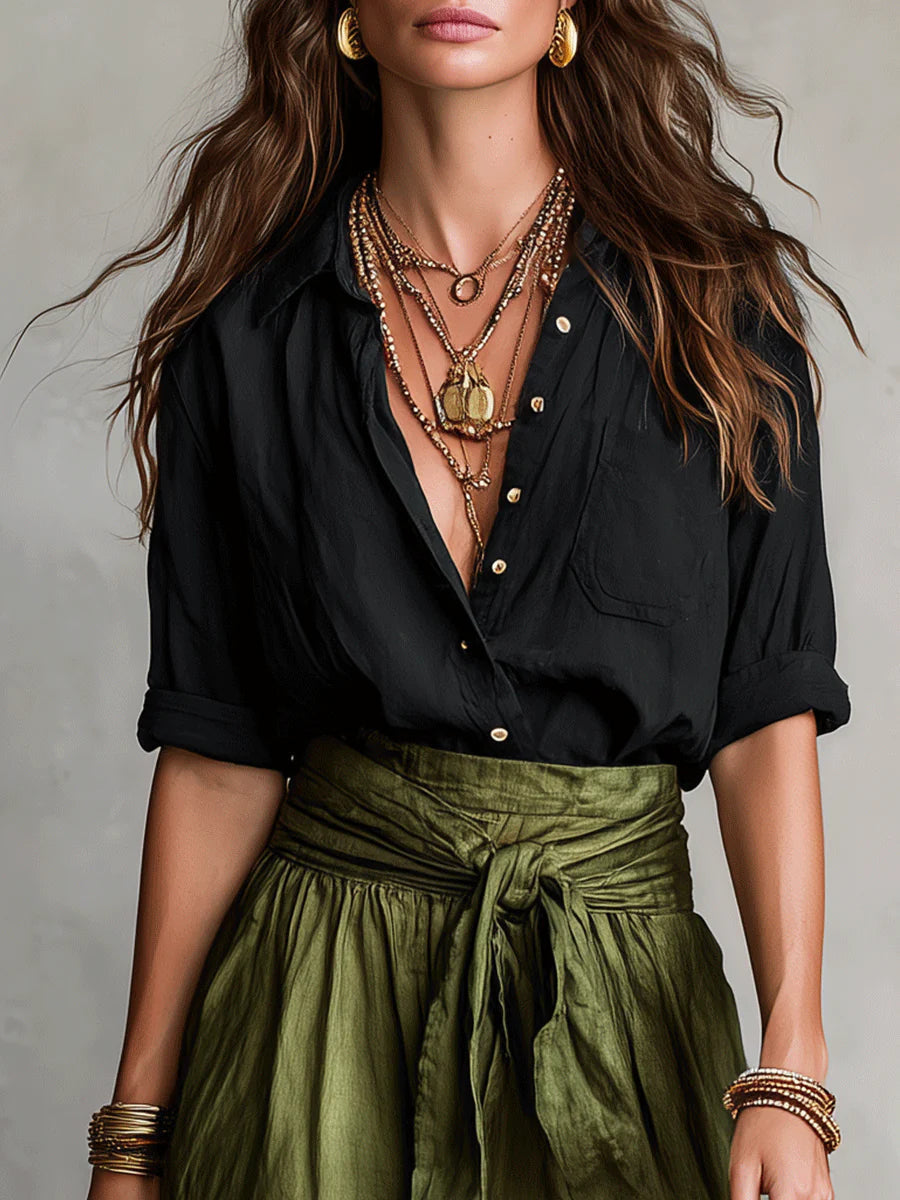 Cleo | Completo di due pezzi: maglietta nera e gonna midi verde oliva