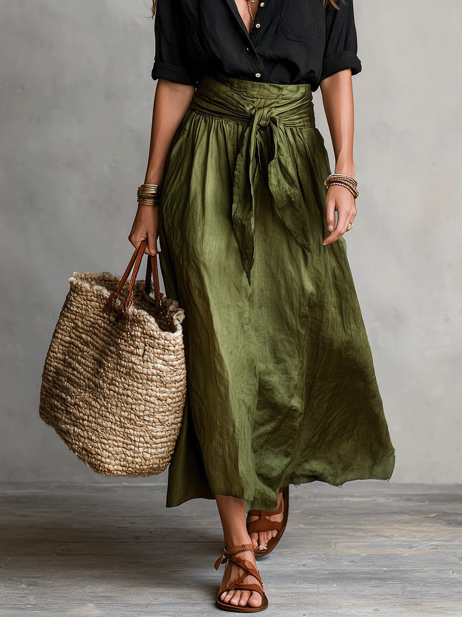 Cleo | Completo di due pezzi: maglietta nera e gonna midi verde oliva
