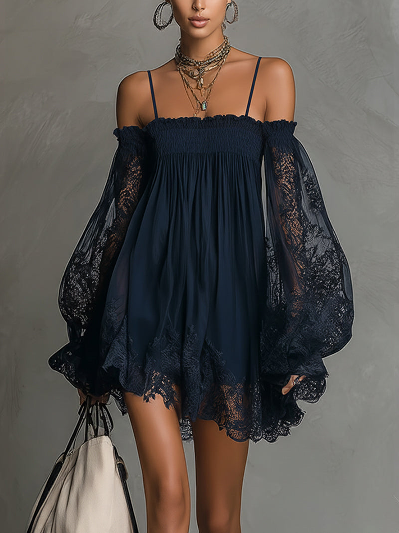 Noemi | Vestito mini in chiffon blu navy con scollo a spalle scoperte, bordo in pizzo e maniche trasparenti
